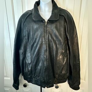 DESIGNED BY PELLE CUIR!! VINTAGE 100% REAL LEATHER BLACK JACKET THAT ZIPS UP.